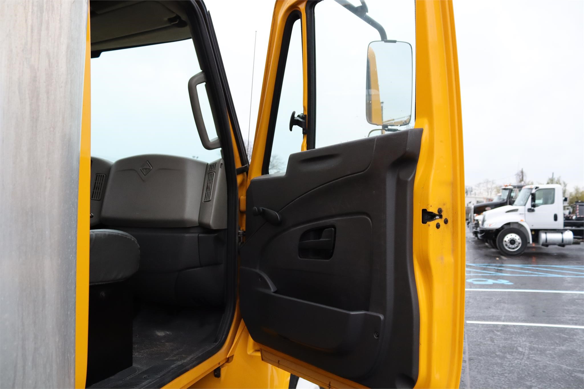 2018 INTERNATIONAL DURASTAR 4300 - Cassone Truck Sales