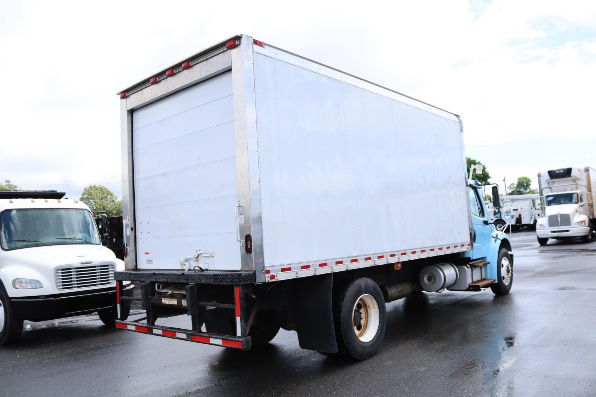 2017 FREIGHTLINER BUSINESS CLASS M2 106 - image 4 of 6