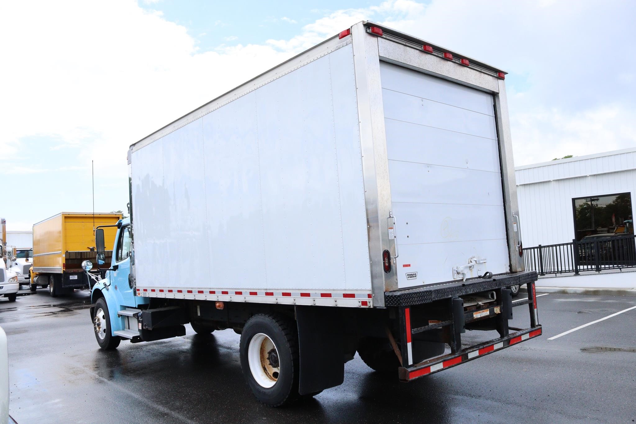2017 FREIGHTLINER BUSINESS CLASS M2 106 - image 2 of 6