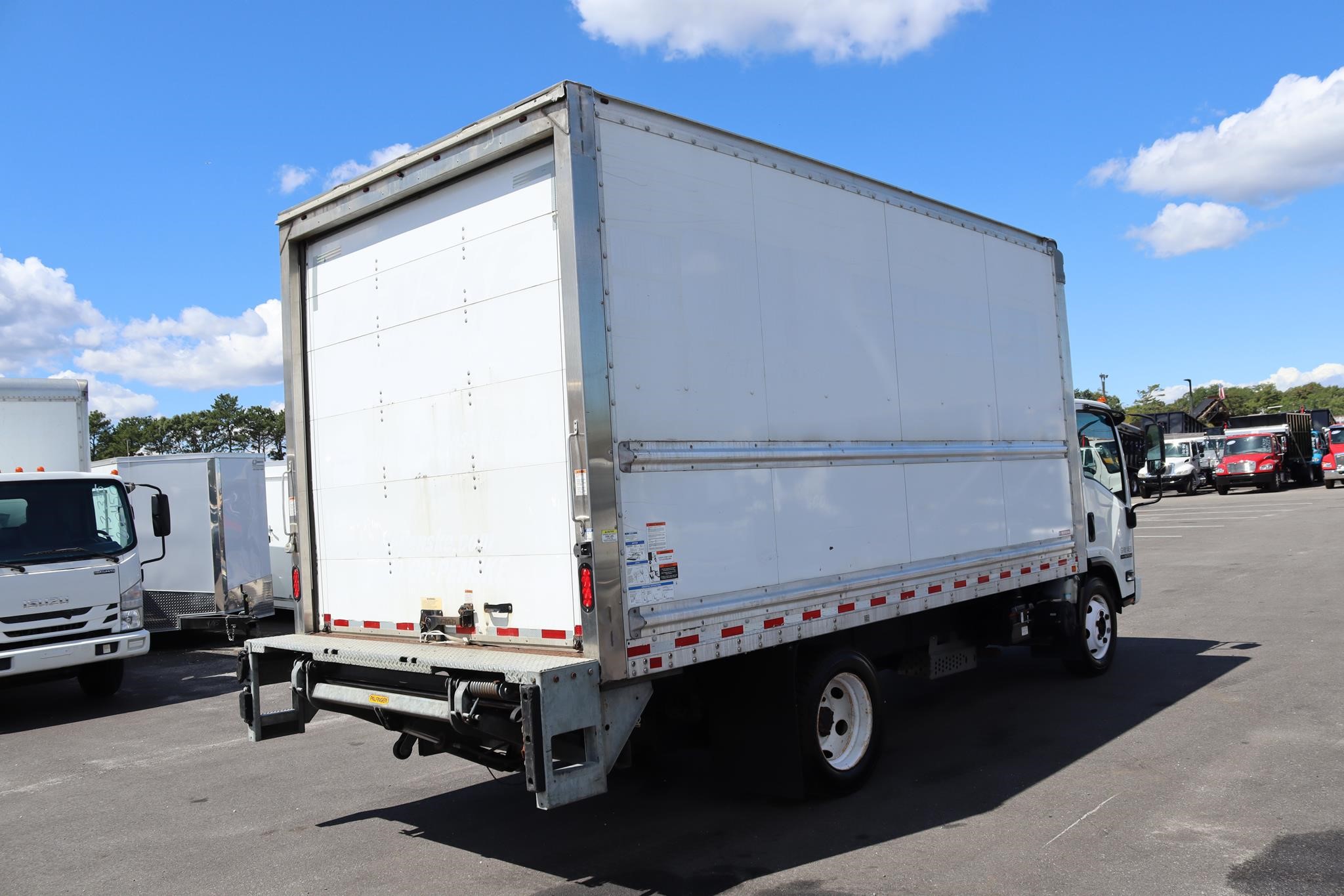 2019 ISUZU NPR HD - image 4 of 6