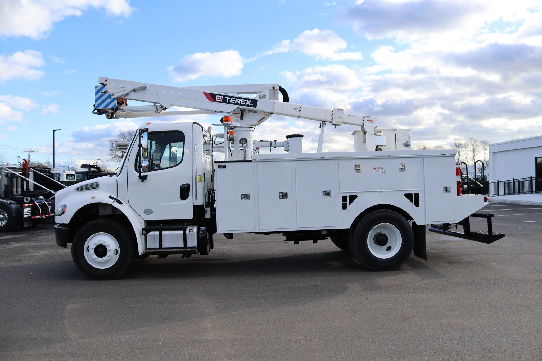 2016 FREIGHTLINER BUSINESS CLASS M2 106 - image 2 of 6
