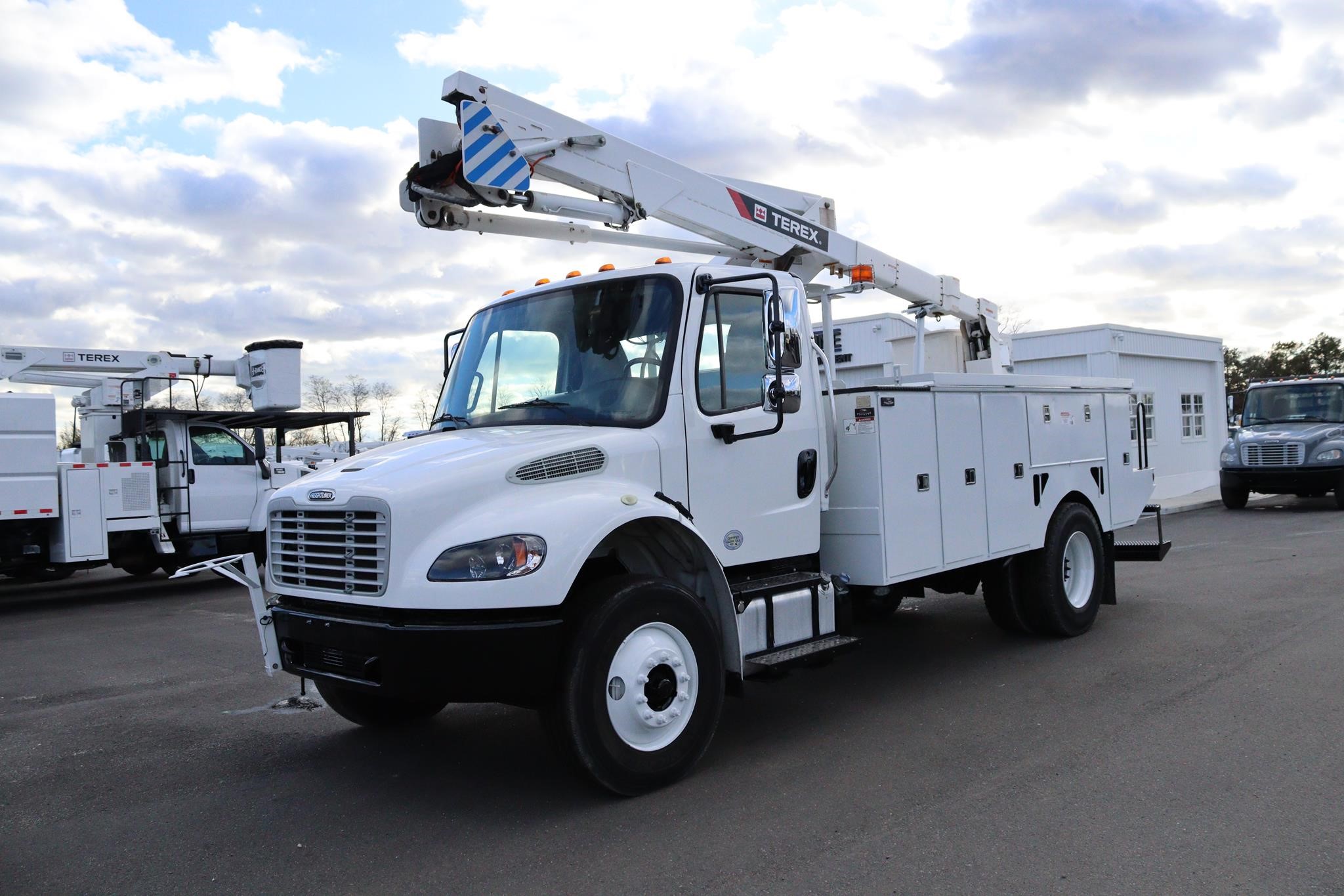 2016 FREIGHTLINER BUSINESS CLASS M2 106 - image 1 of 6