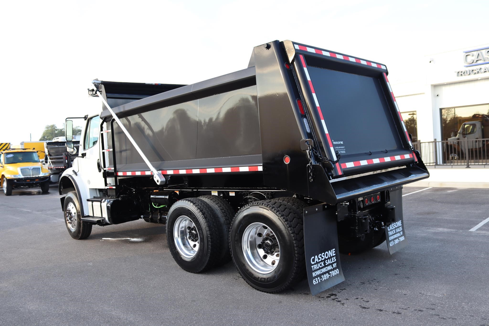 2014 FREIGHTLINER BUSINESS CLASS M2 106 - image 2 of 6