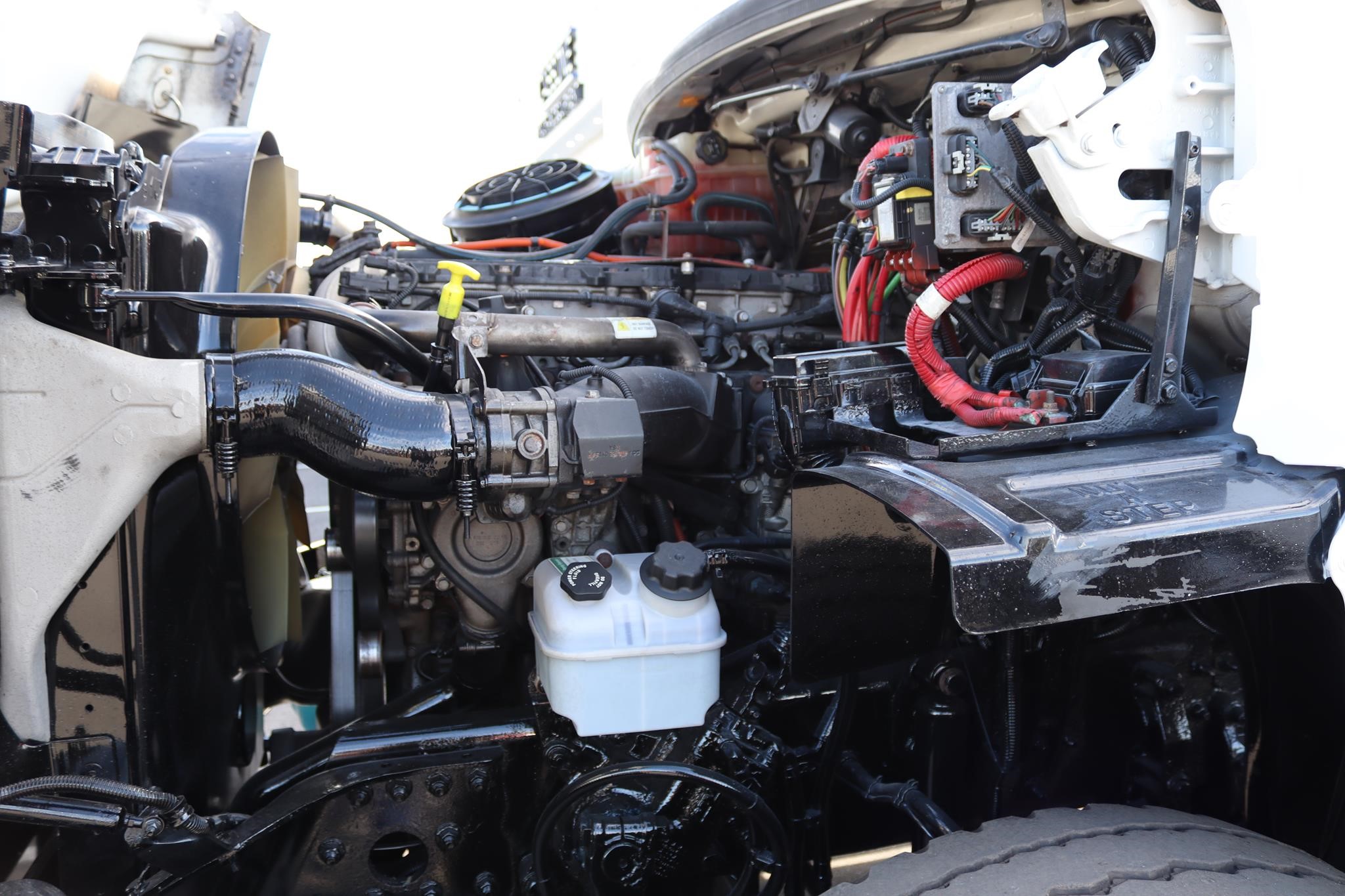 2008 Freightliner M2106 4x2 Sleeper Autocarro con pianale rollback 2008 Freightliner M2106 4x2 Sleeper Autocarro con pianale rollback