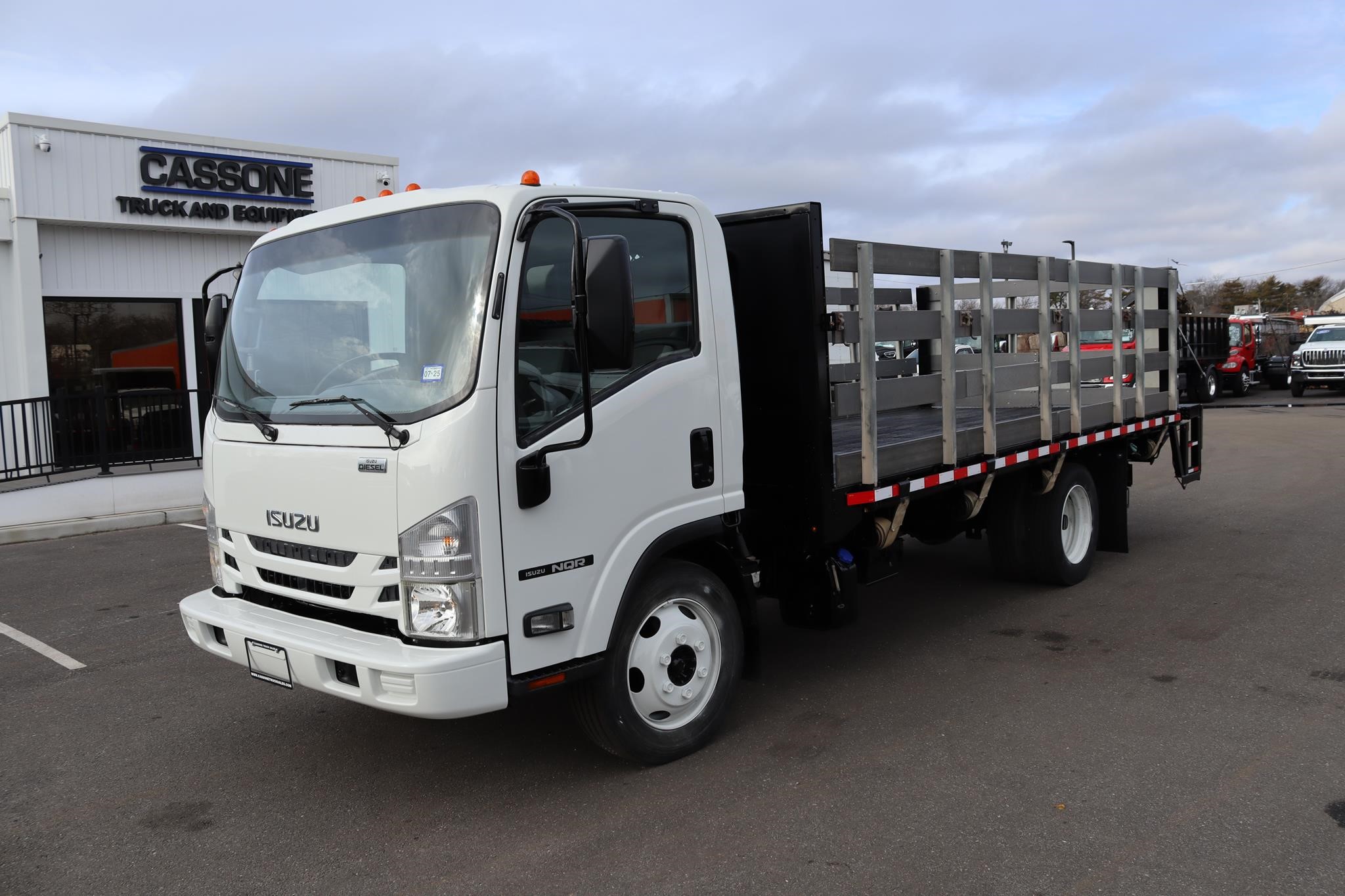 2018 ISUZU NQR - image 1 of 6