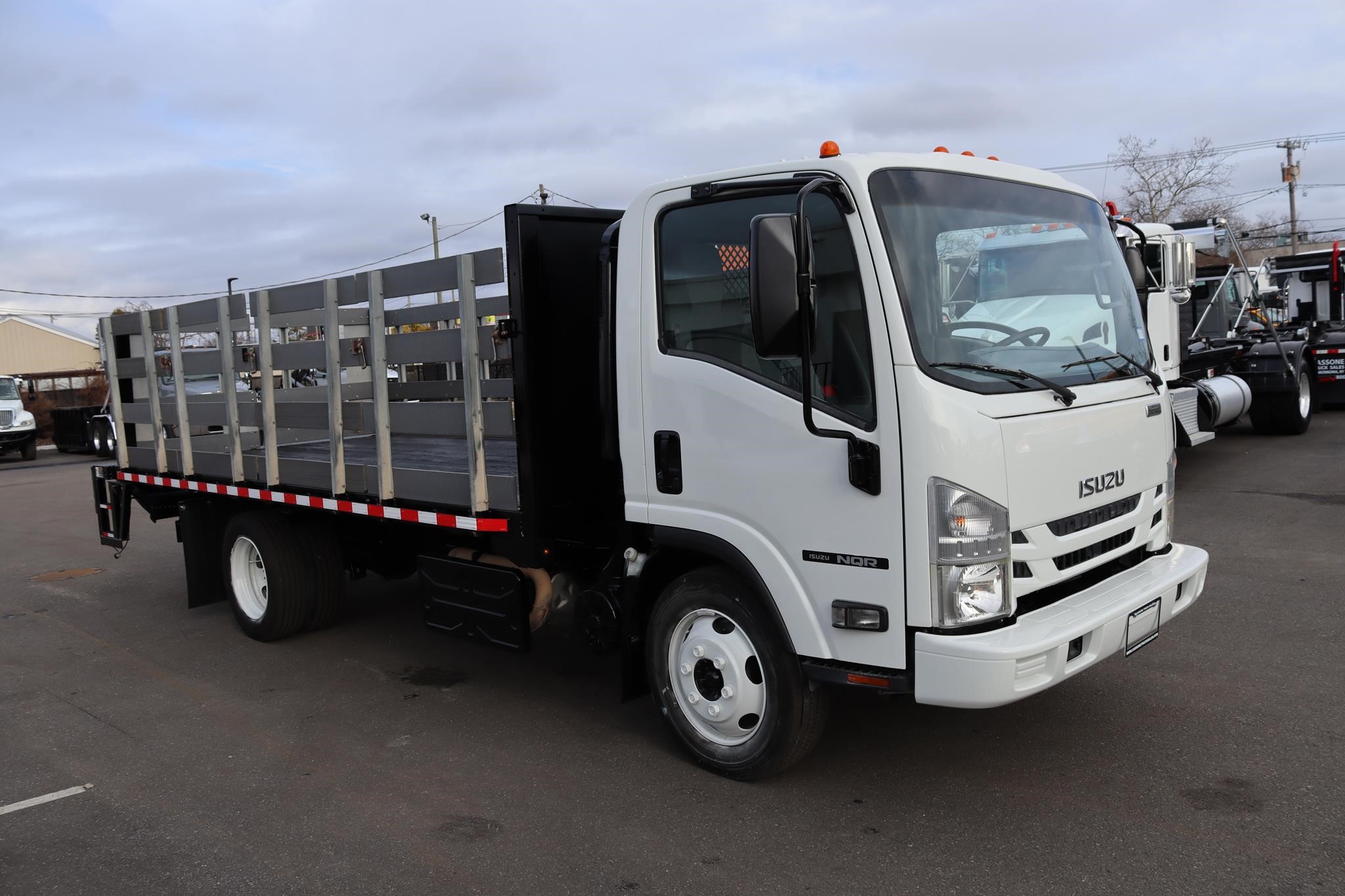 2018 ISUZU NQR - image 5 of 6