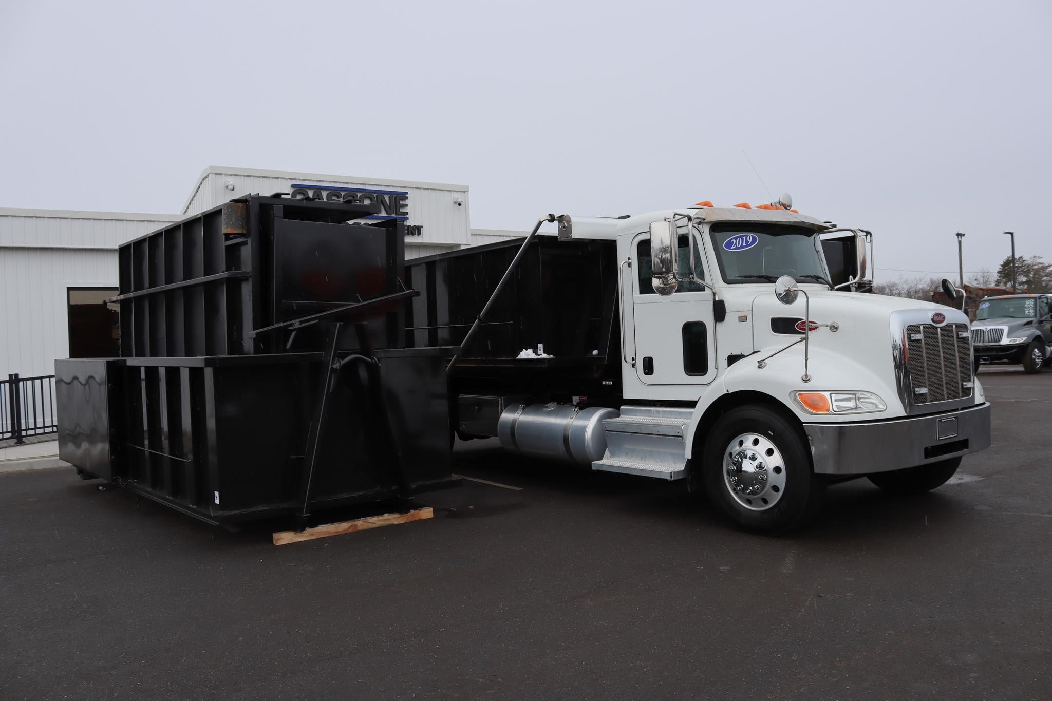 2019 PETERBILT 337 - image 5 of 6