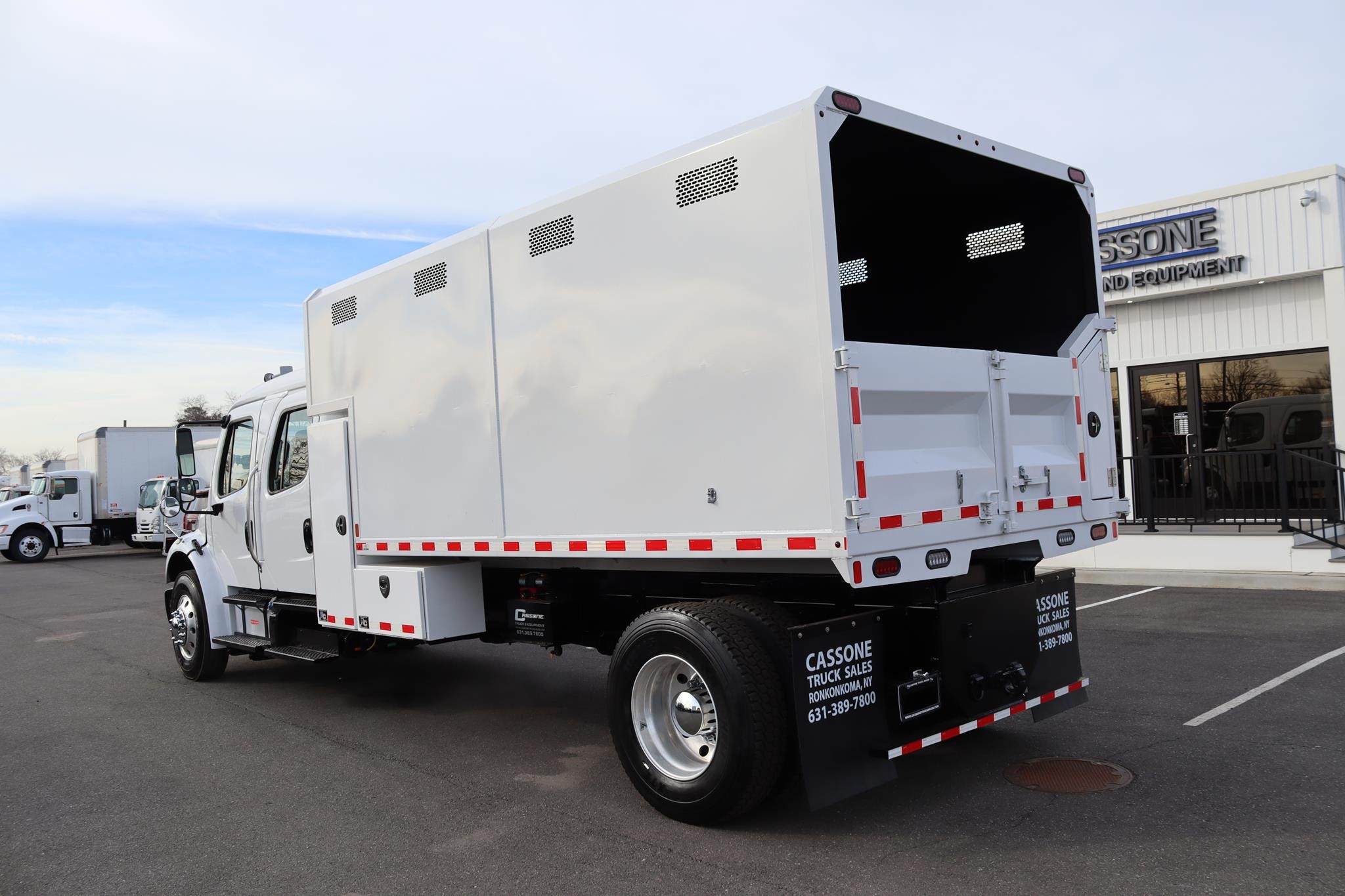 2017 FREIGHTLINER BUSINESS CLASS M2 106 - image 2 of 6