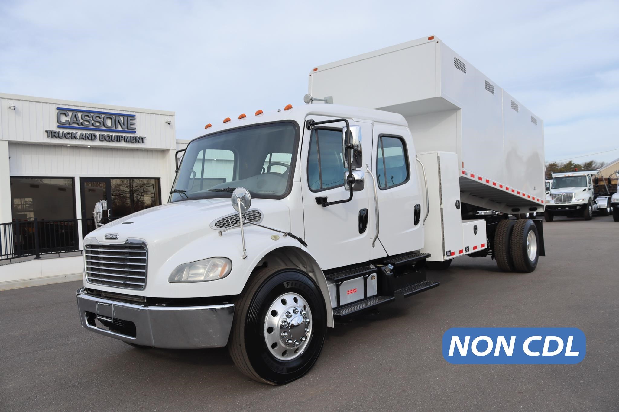 2017 FREIGHTLINER BUSINESS CLASS M2 106 - image 1 of 6