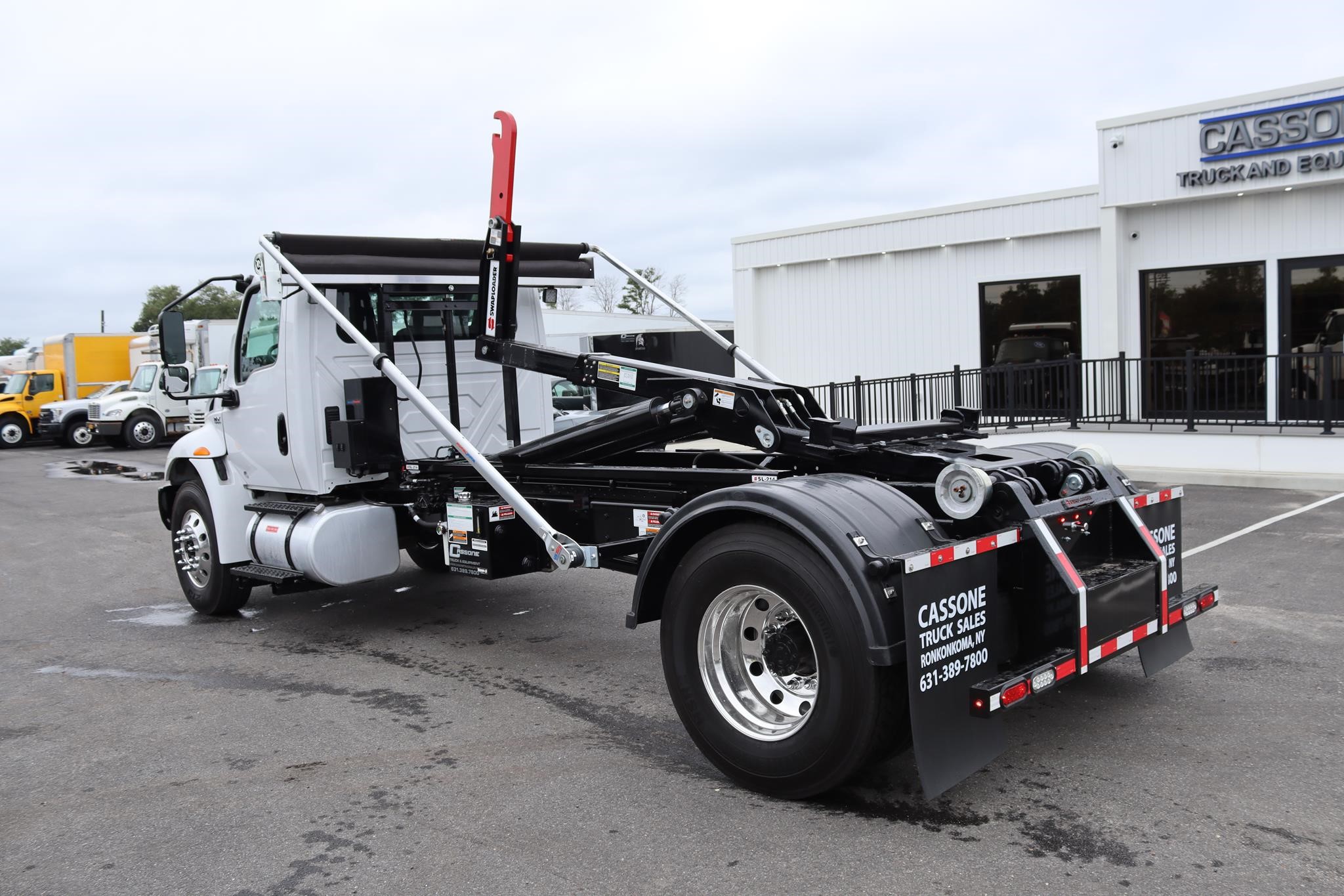 2020 INTERNATIONAL MV HOOKLIFT - image 2 of 6