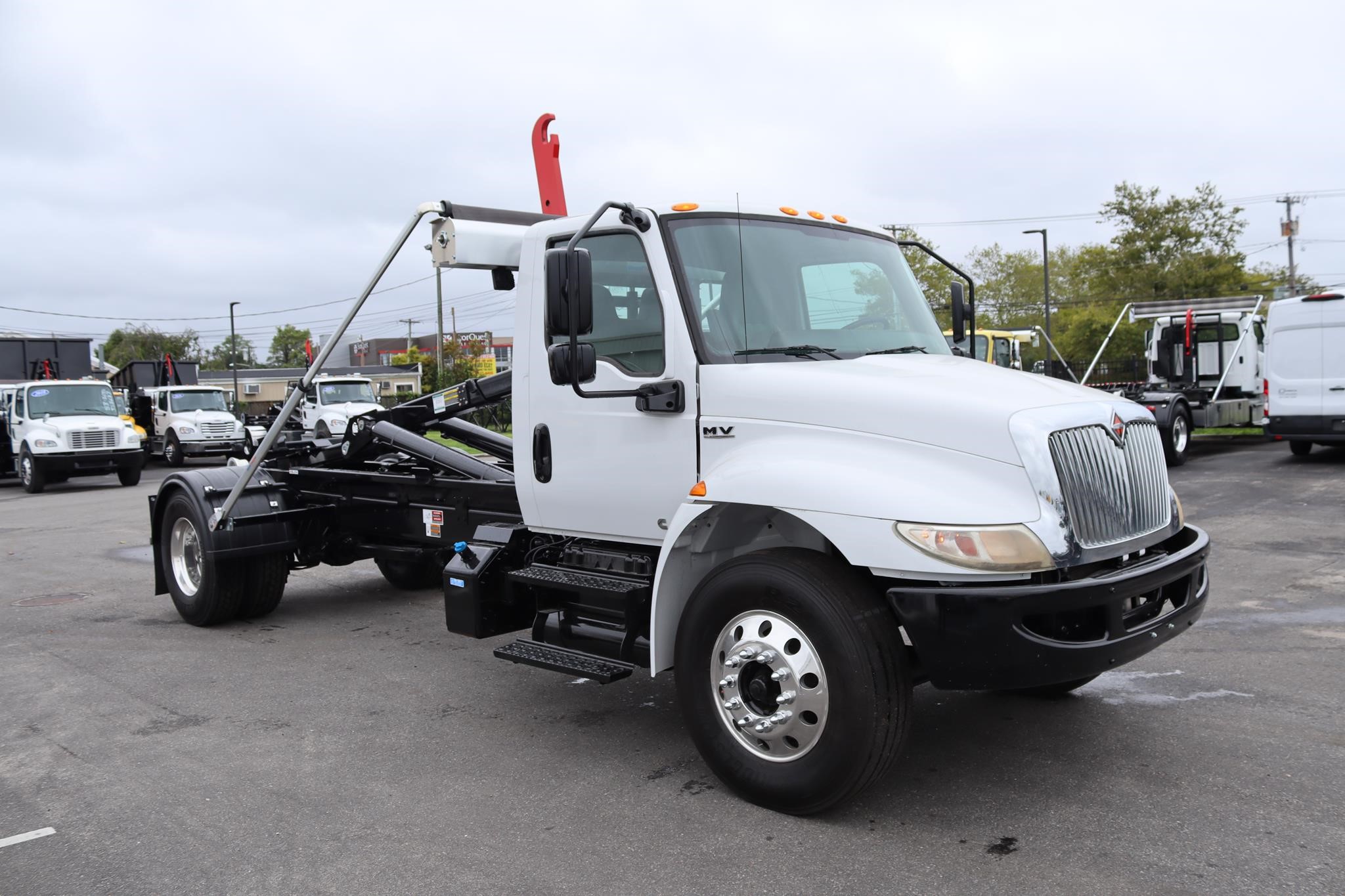 2020 INTERNATIONAL MV HOOKLIFT - image 5 of 6