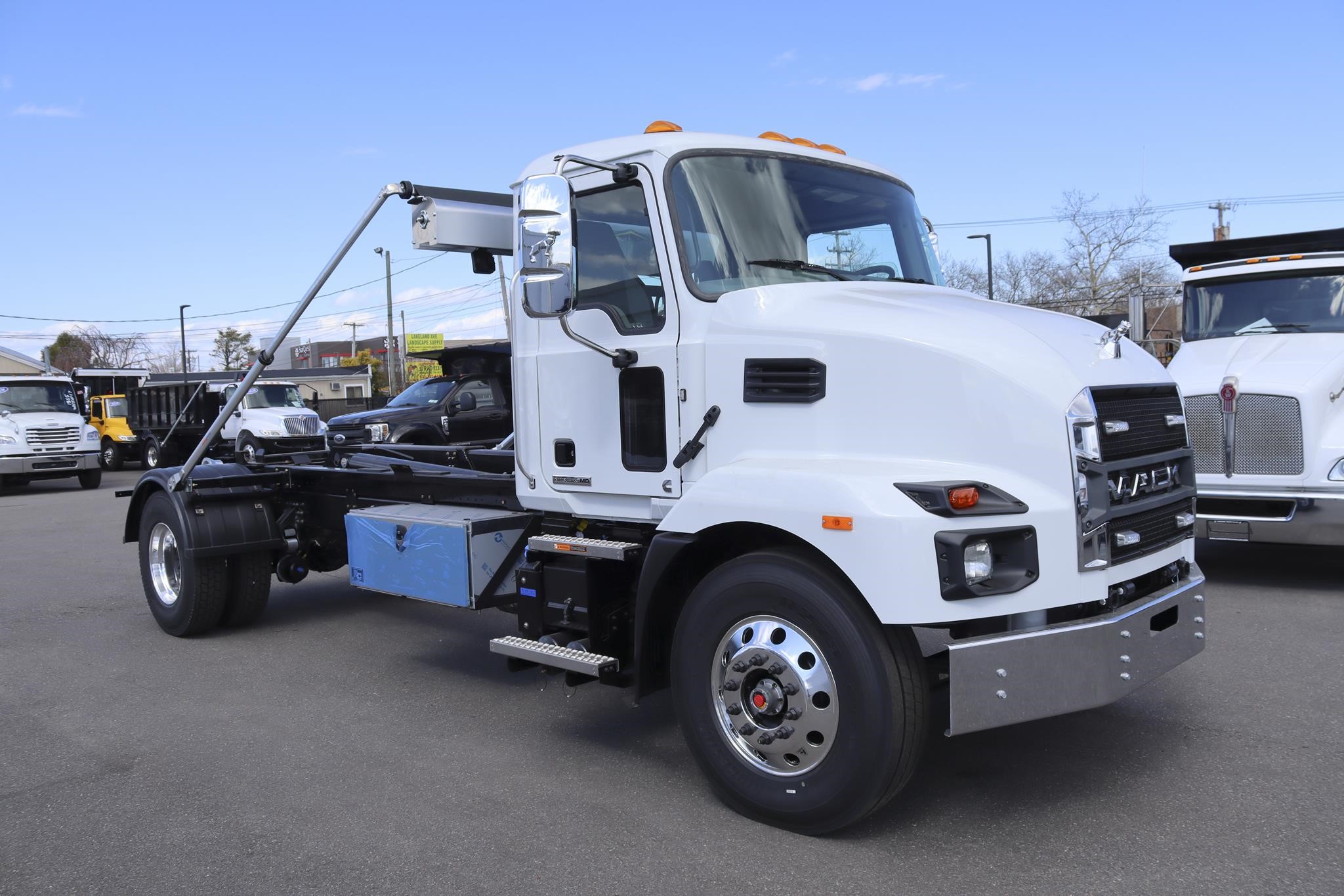 2027 MACK MD6 HOOKLIFT - image 3 of 6