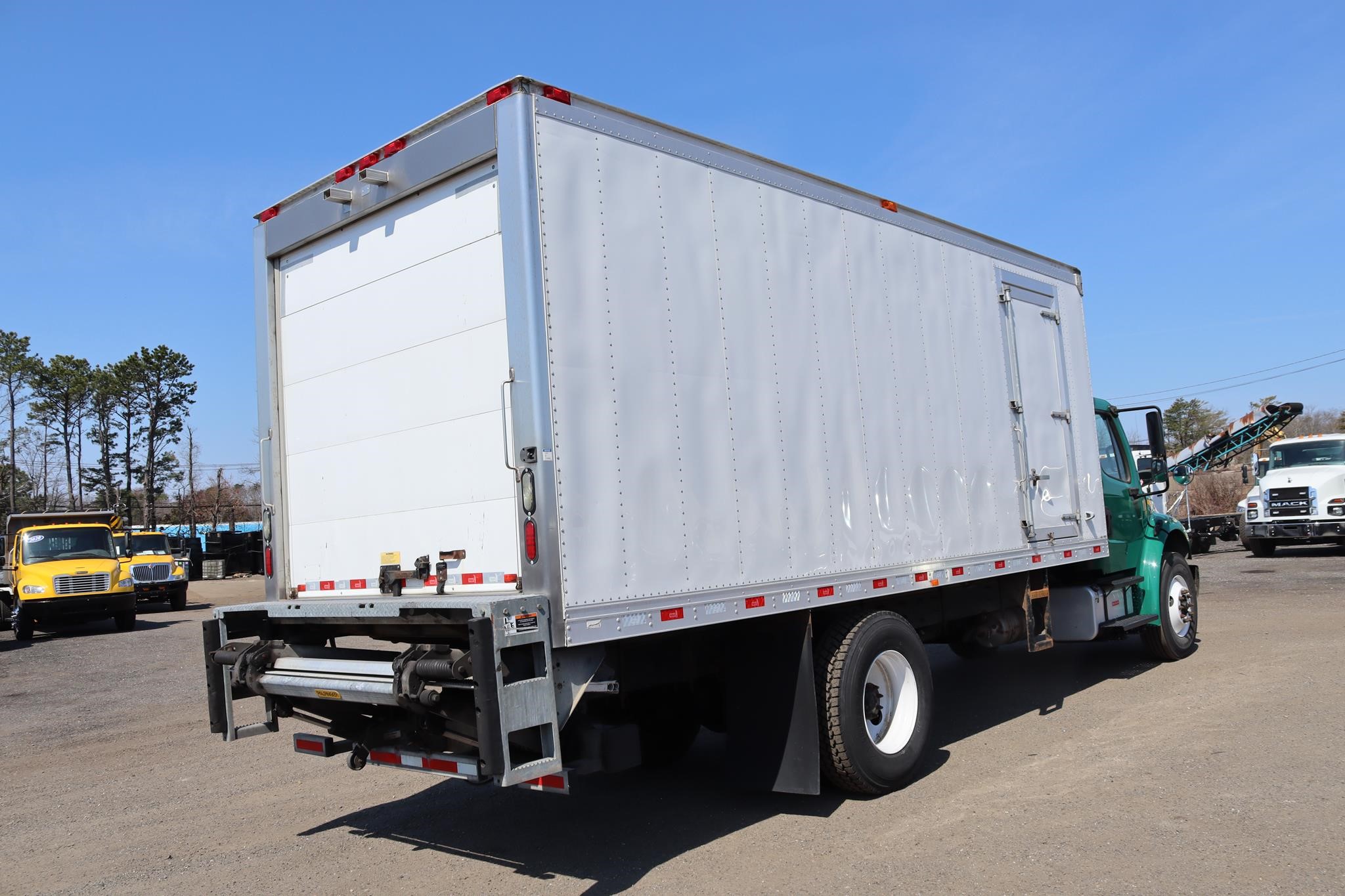 2018 FREIGHTLINER BUSINESS CLASS M2 106 - image 4 of 6