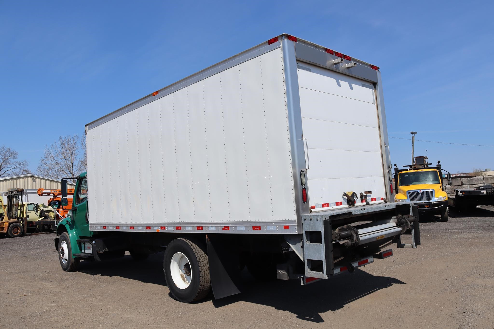 2018 FREIGHTLINER BUSINESS CLASS M2 106 - image 2 of 6