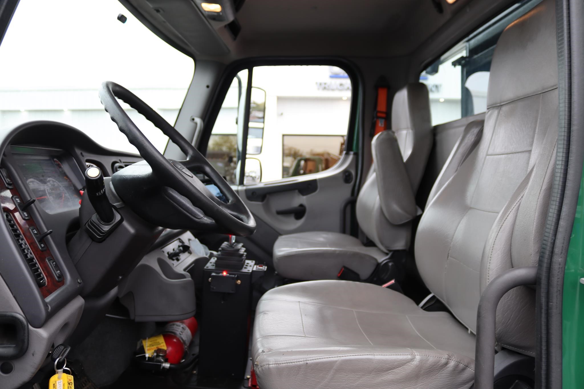 2019 FREIGHTLINER BUSINESS CLASS M2 106 - image 2 of 6
