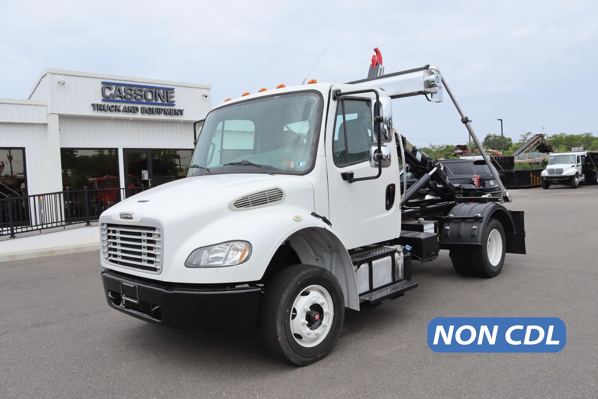 2015 FREIGHTLINER BUSINESS CLASS M2 106 - image 1 of 6
