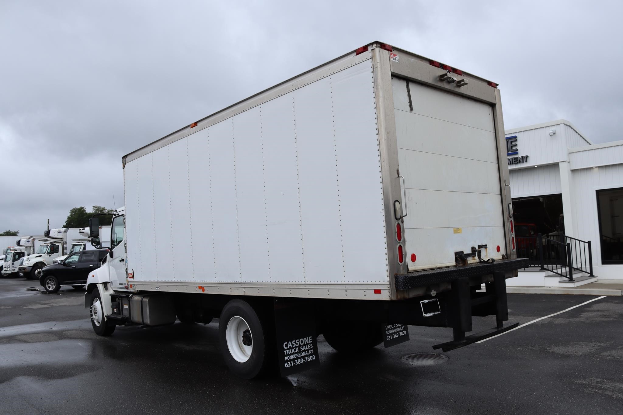2017 HINO 268 2017 HINO 268 - image 2 of 6