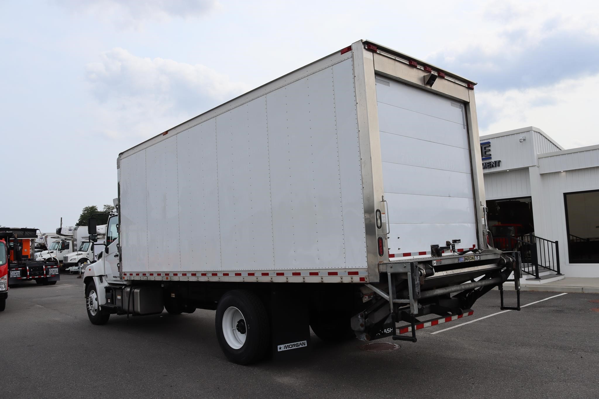 2017 HINO 268 2017 HINO 268 - image 2 of 6