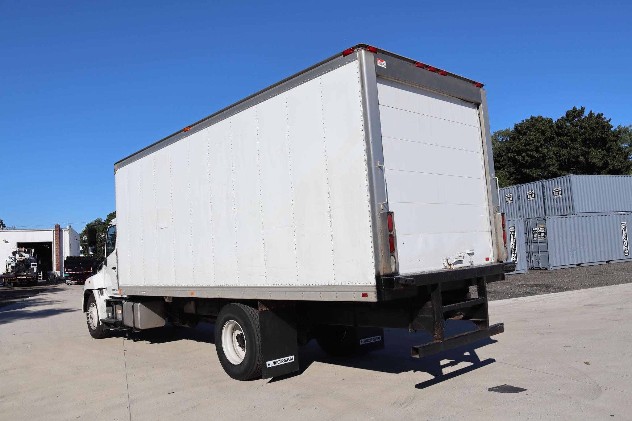 2017 HINO 268 2017 HINO 268 - image 2 of 6