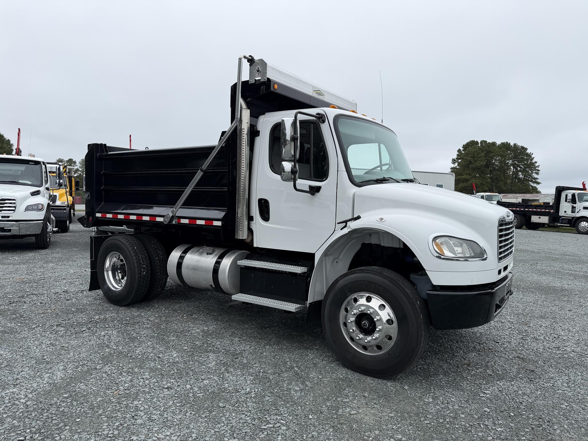 2015 FREIGHTLINER BUSINESS CLASS M2 106 2015 FREIGHTLINER BUSINESS CLASS M2 106 - image 4 of 6